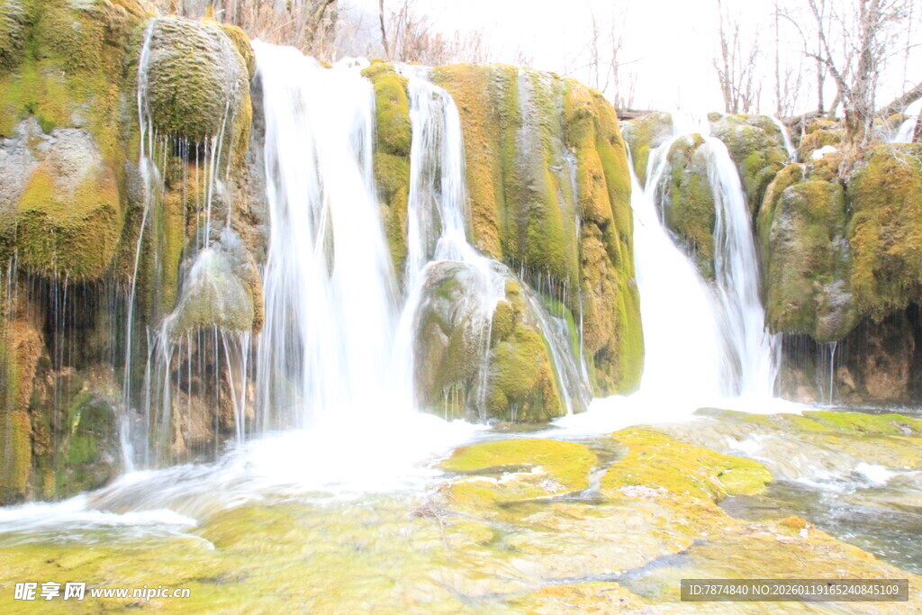 山间秀丽瀑布景观