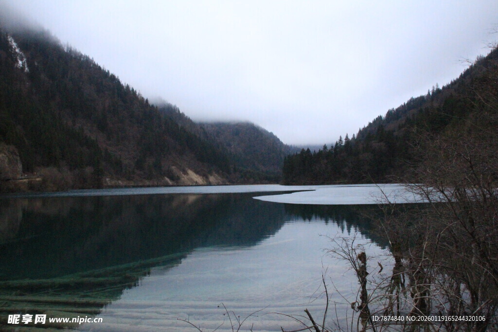 静谧山水间的幽蓝湖泊