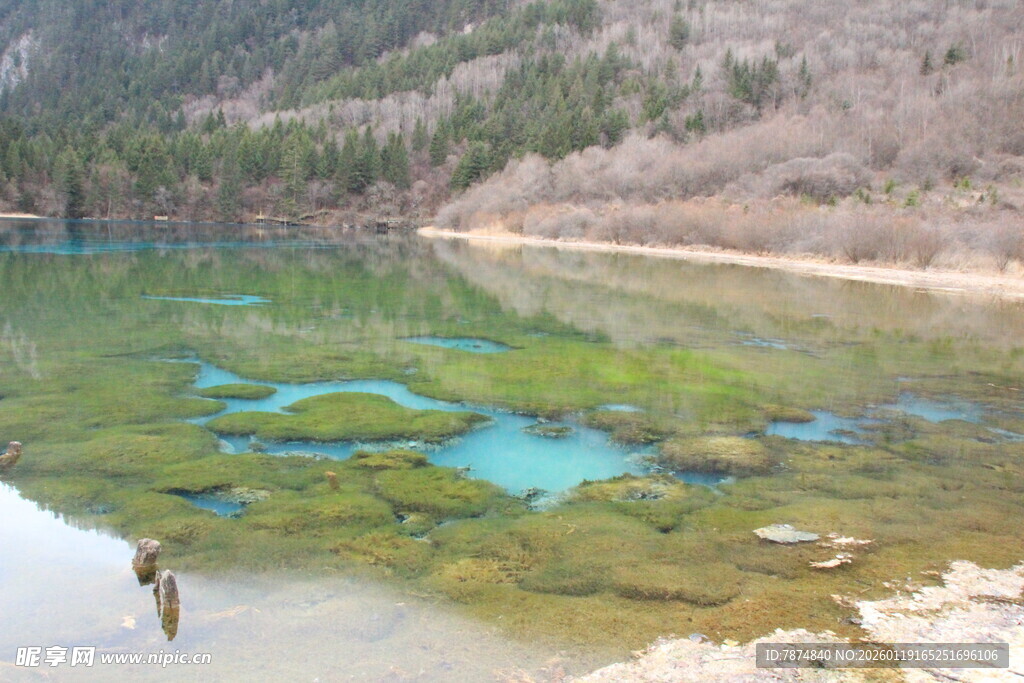 湖畔美景 澄澈湖水与远山