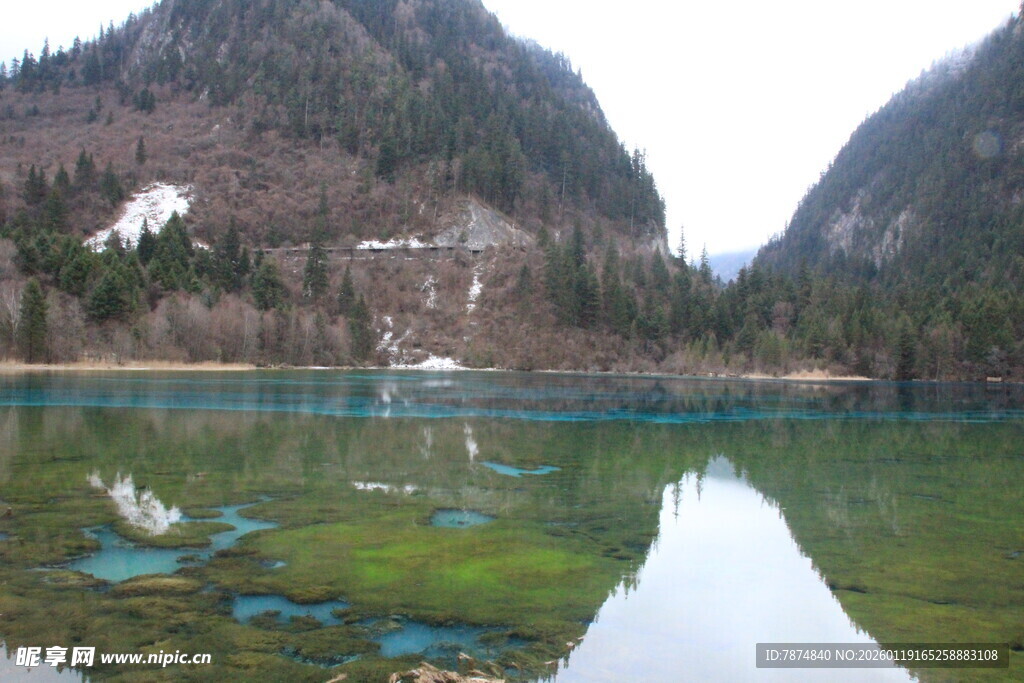 山间碧绿湖水风景如画