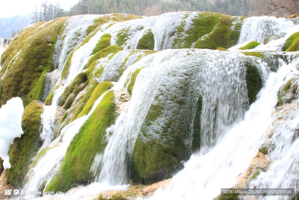 冬日覆冰的翠绿瀑布