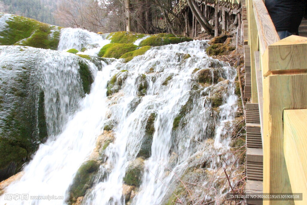 山间流水瀑布景观
