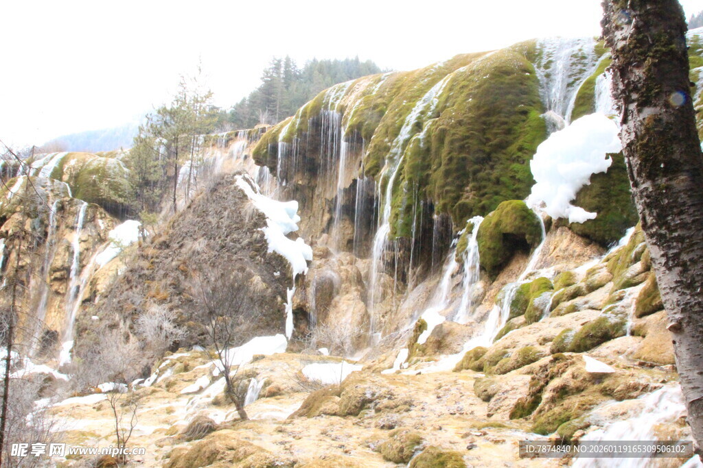 壮观的山间瀑布景观