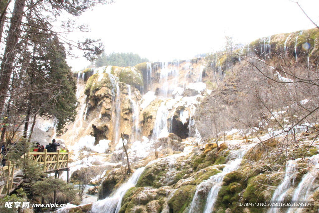 山间冰雪覆盖的壮丽瀑布