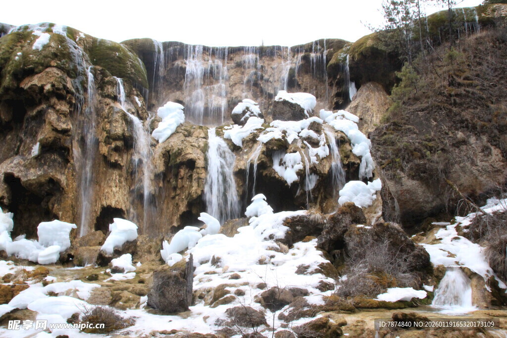 冬日冰雪覆盖的壮美瀑布