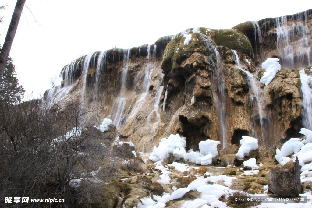 冬日冰雪覆盖的壮观瀑布