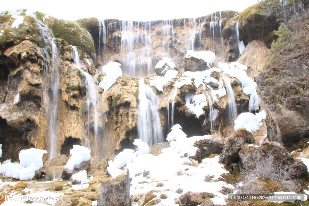 冬日冰封瀑布壮丽景观