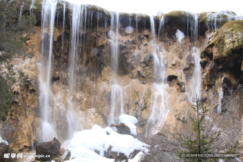 山间冰雪覆盖的壮丽瀑布