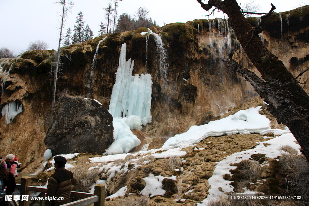 山间冰瀑景观 游客赏景