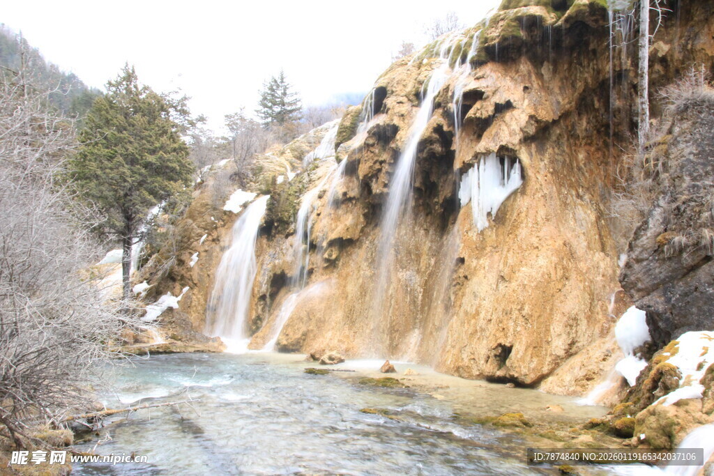 冬日山间瀑布溪流美景