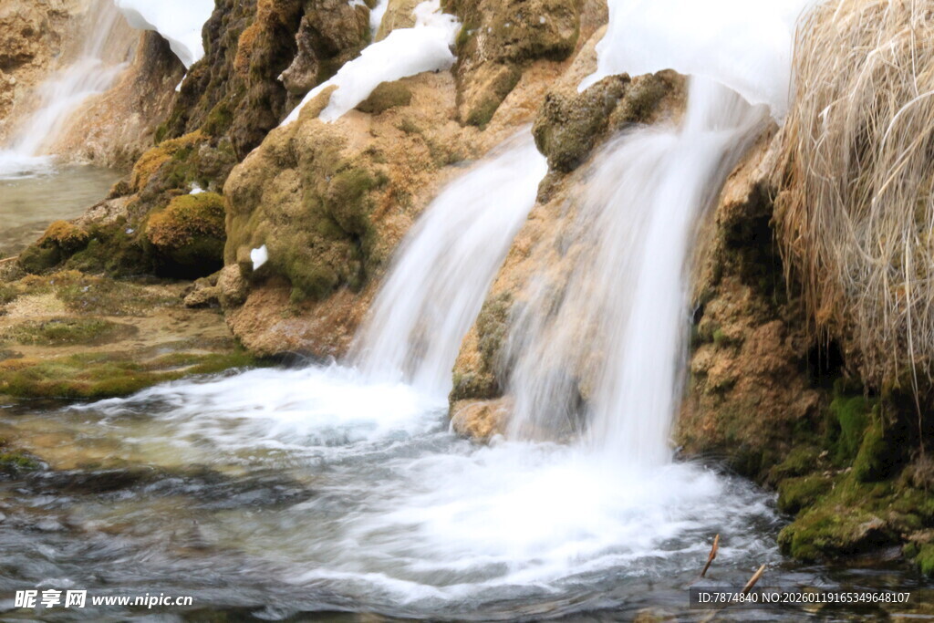 山间小瀑布流水景致
