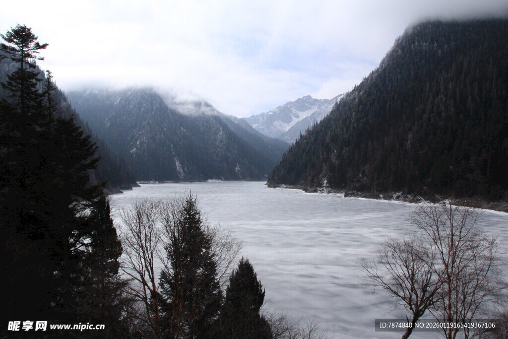 雪山环绕的静谧冰封湖泊