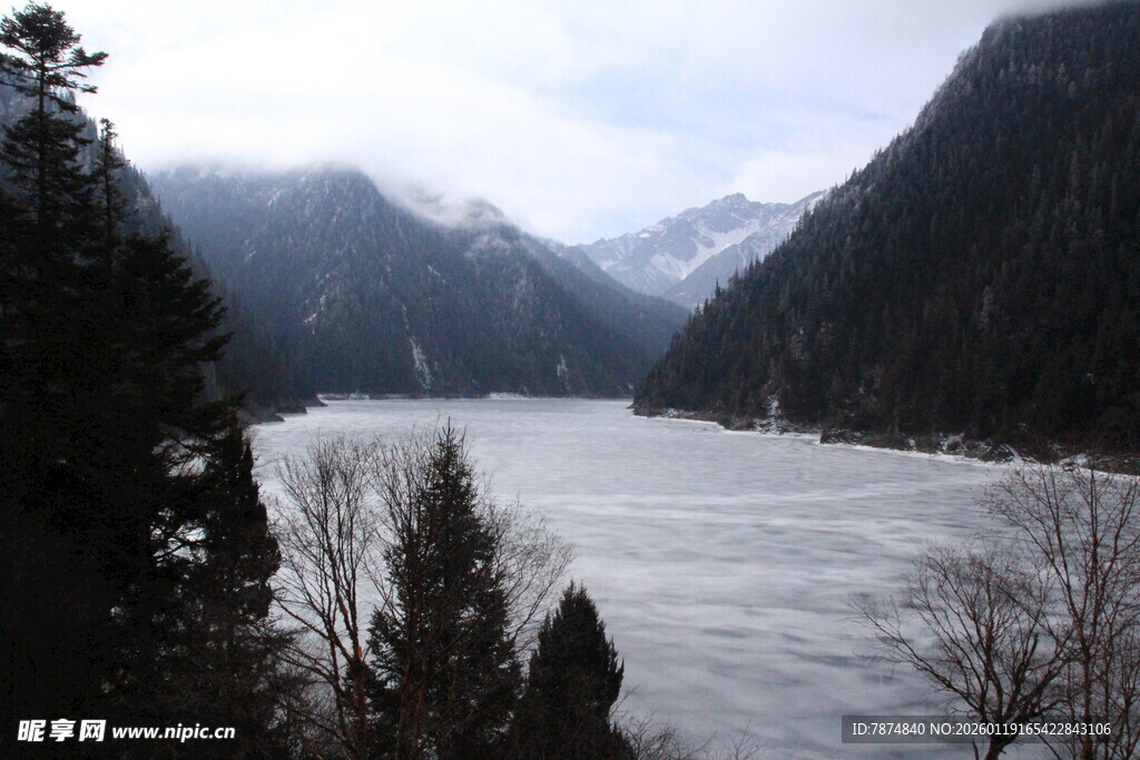 雪山下的静谧河谷