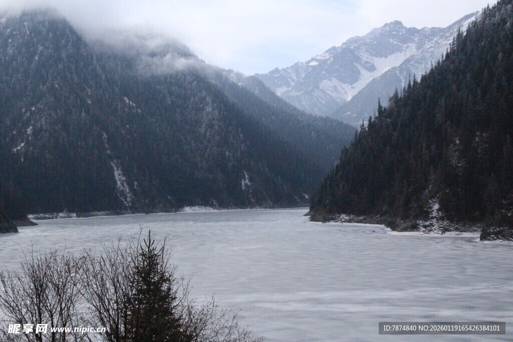 冬日冰封的山间湖泊美景