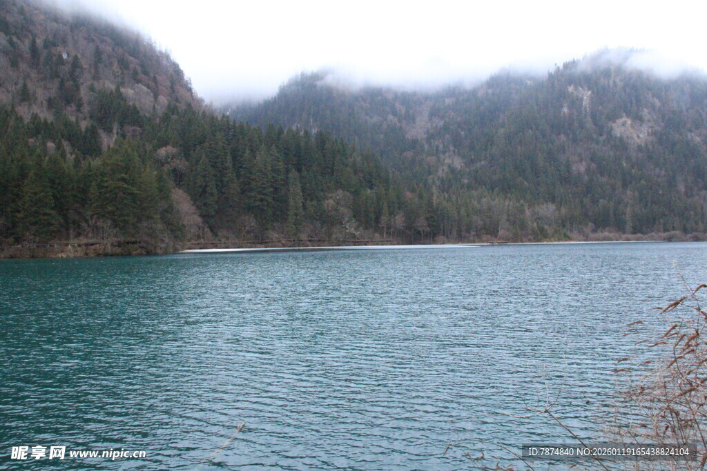 山间幽蓝湖泊美景