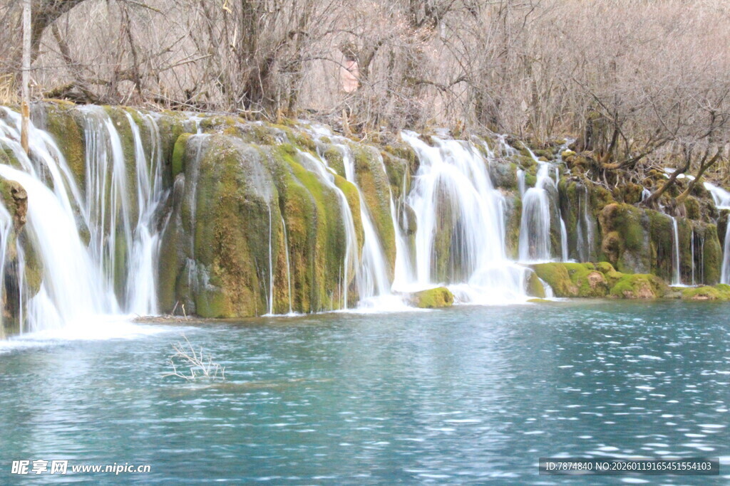 壮观瀑布下的清澈水域