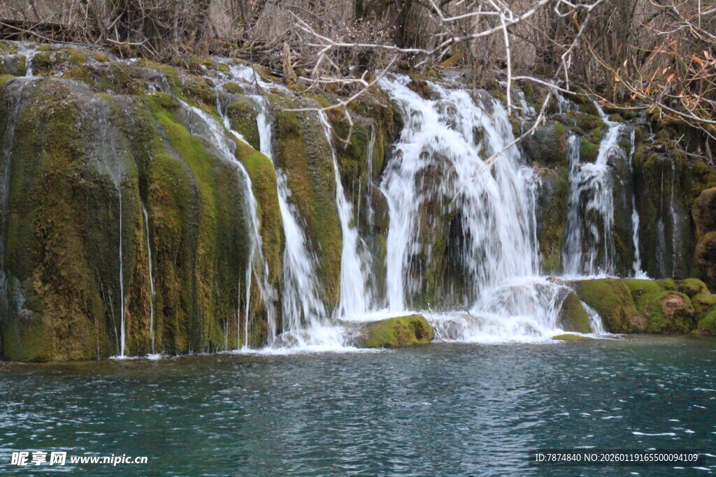 山间瀑布下的碧绿潭水