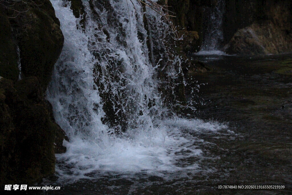 山间小瀑布水流飞溅