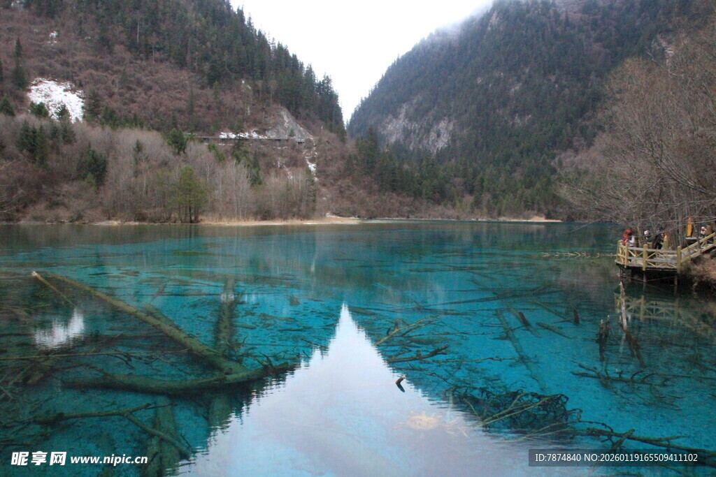 梦幻蓝湖 山间静谧美景