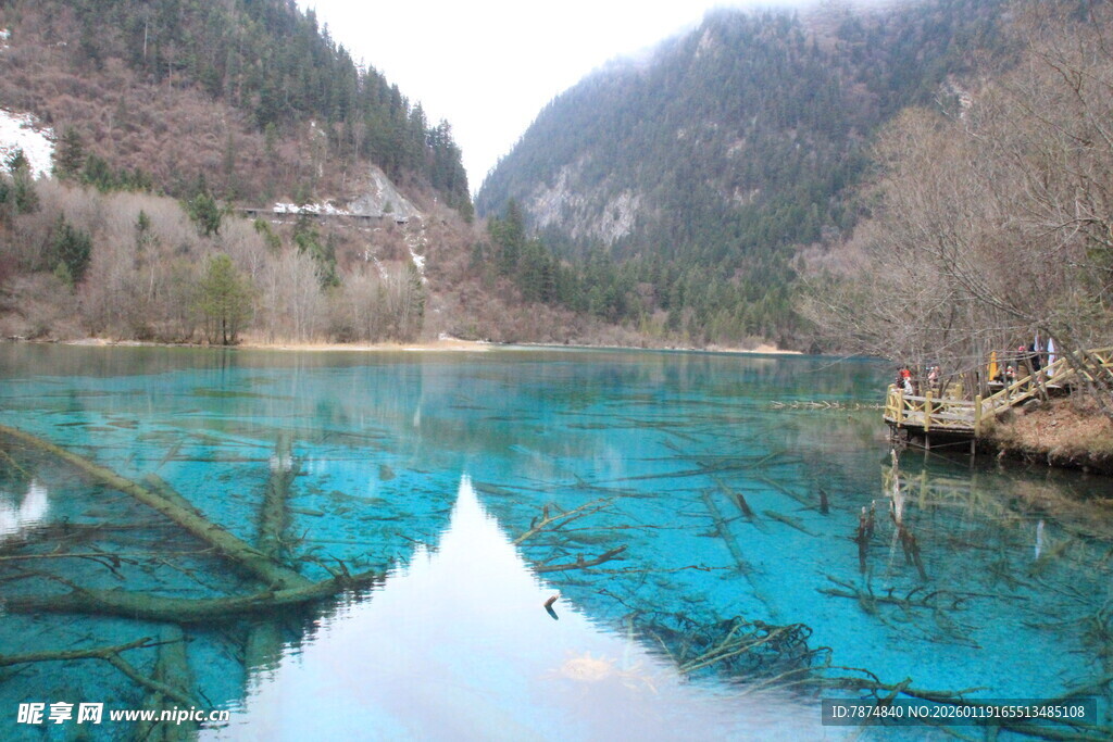 梦幻蓝湖 山水相映成趣