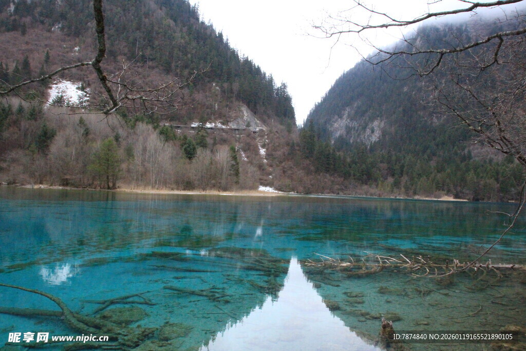 梦幻蓝湖 山间的澄澈美景