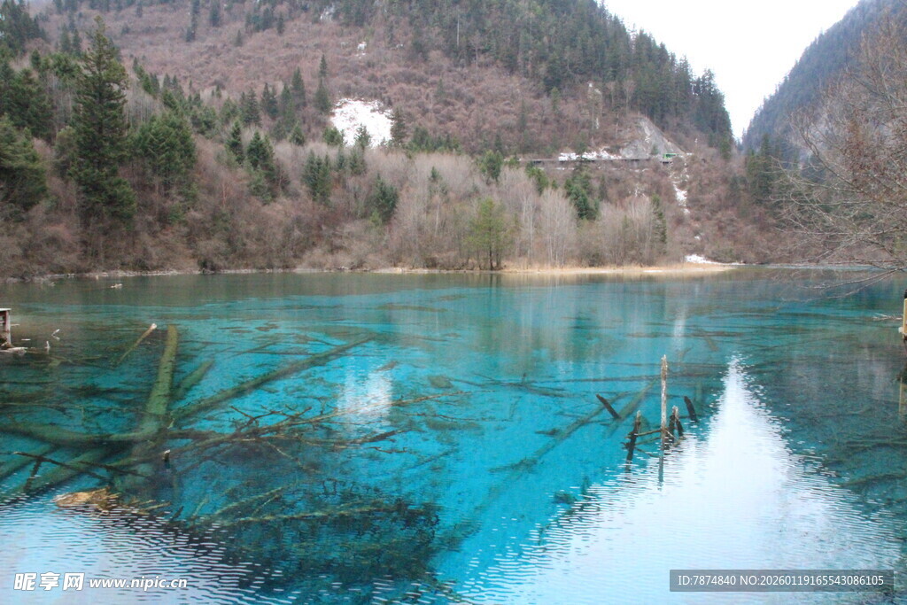 梦幻蓝湖 山林间的绝美风光