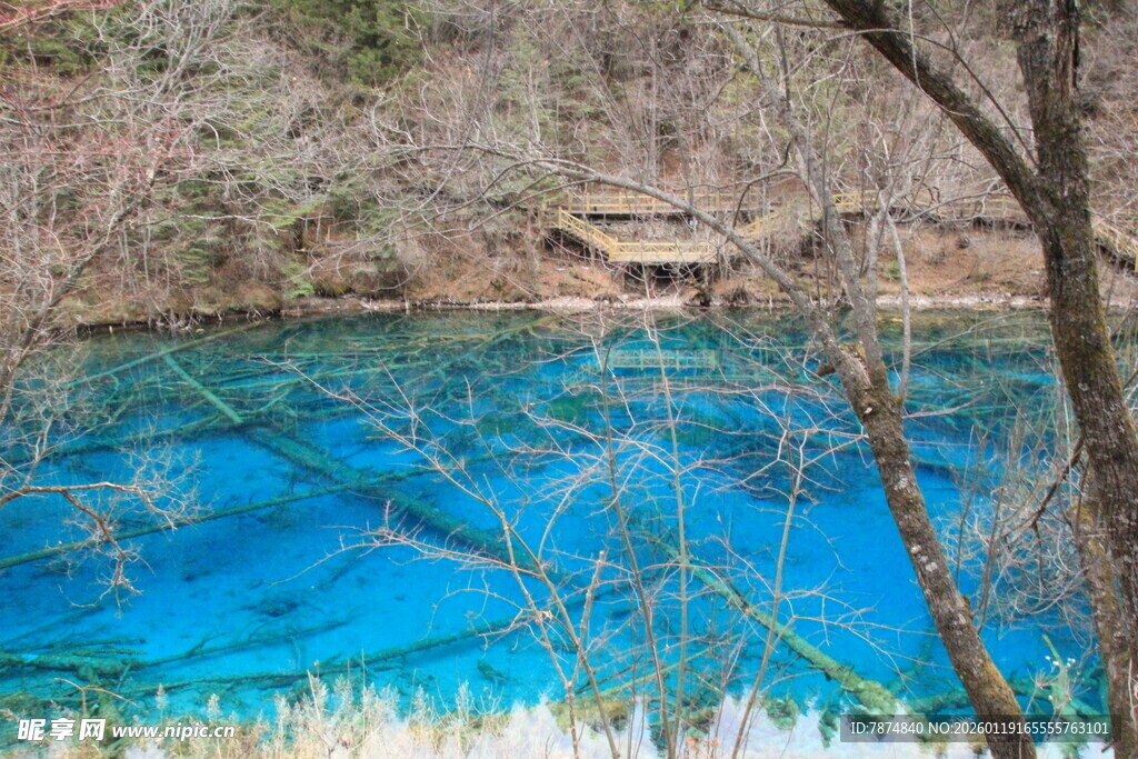 梦幻蓝湖 山间静谧美景
