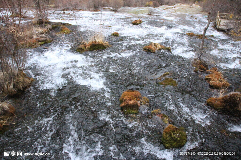 山间湍急溪流与石块景观