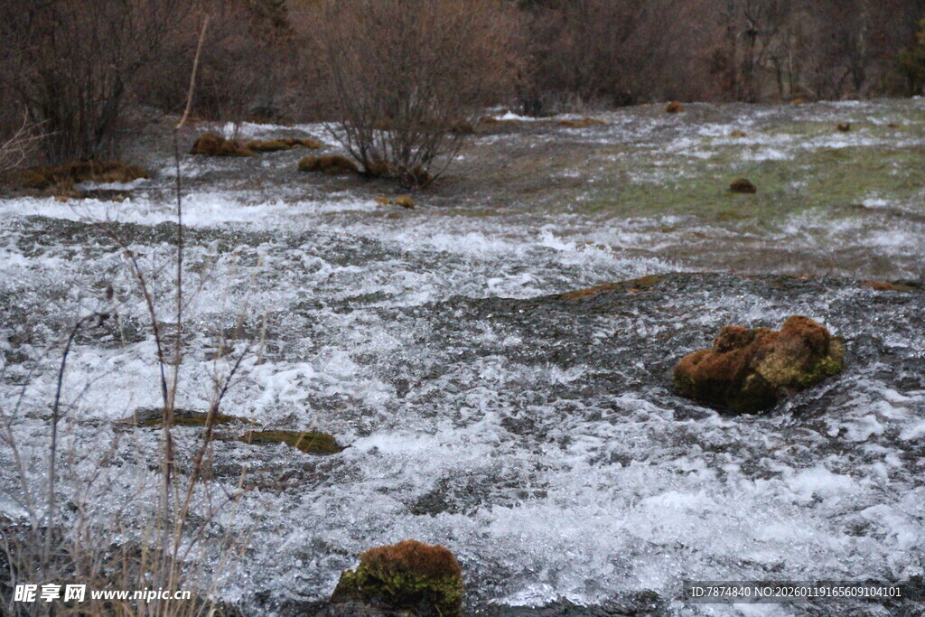 山间融雪的溪流景观
