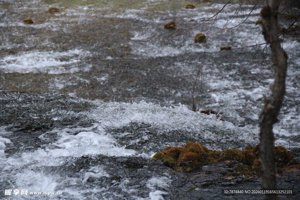 山间溪流潺潺 水花飞溅