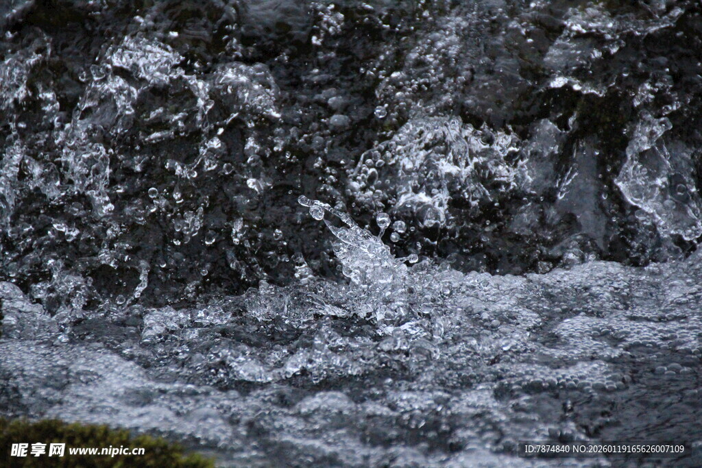 湍急溪流中的白色水花景象