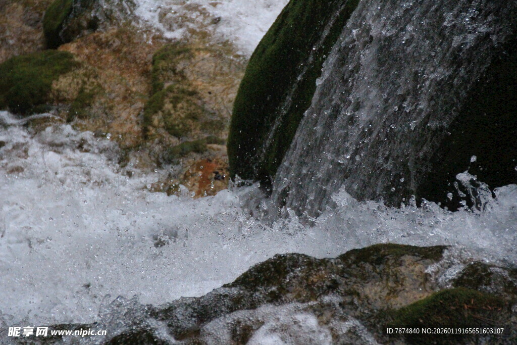 山间溪流瀑布水花飞溅
