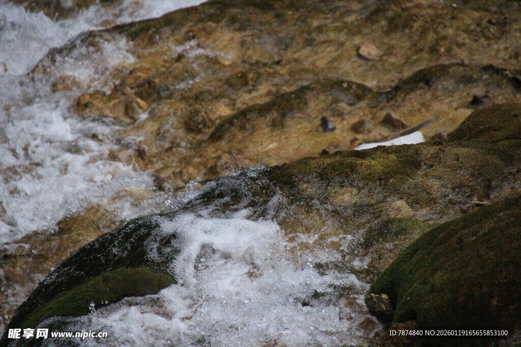 山间溪流湍急的水花景象