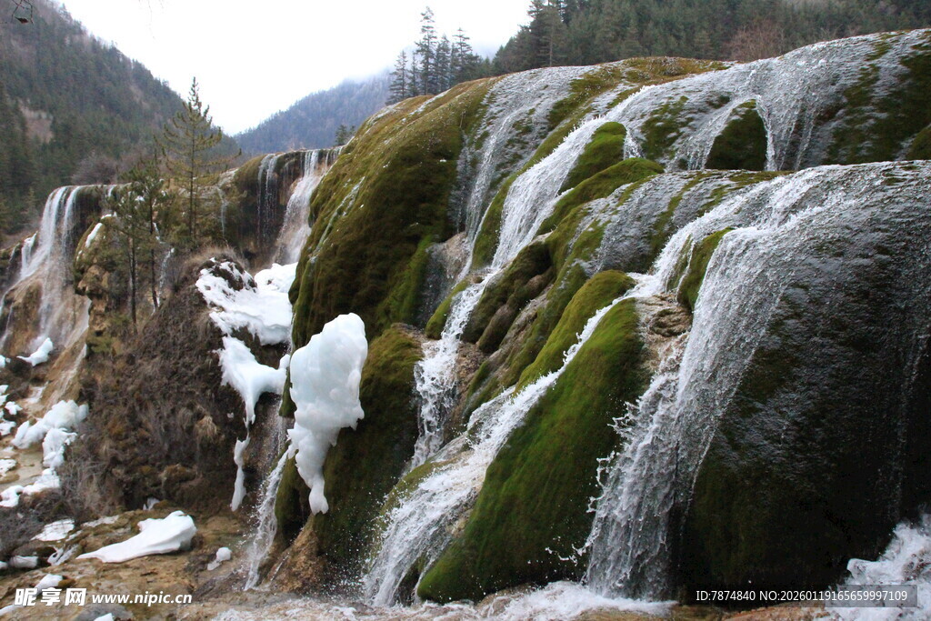 山间冰雪瀑布景观