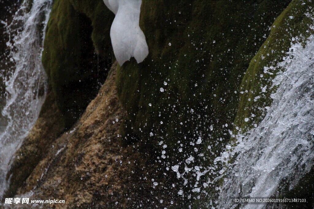 山间瀑布溅起白色水花