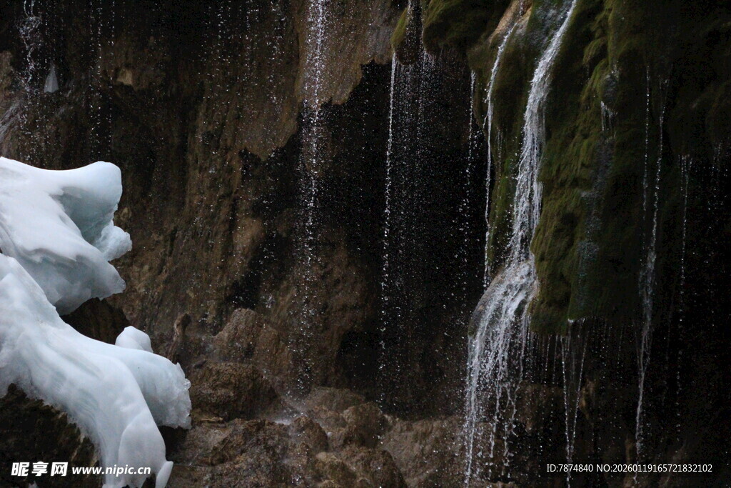 冬日瀑布旁的冰雪景观