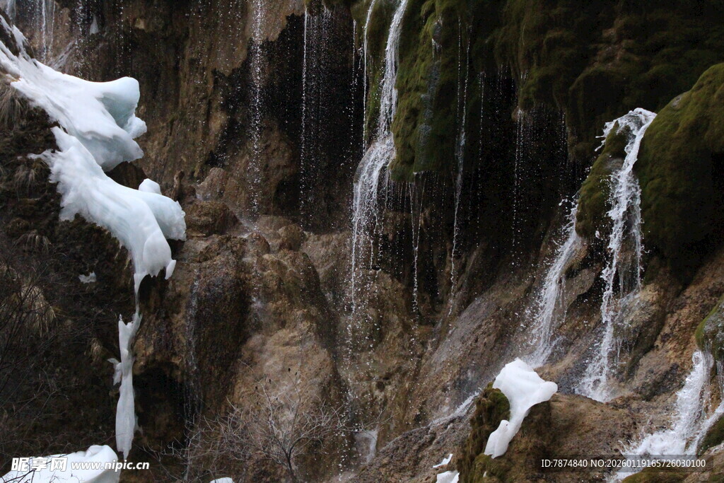 冬日冰雪覆盖的山间瀑布