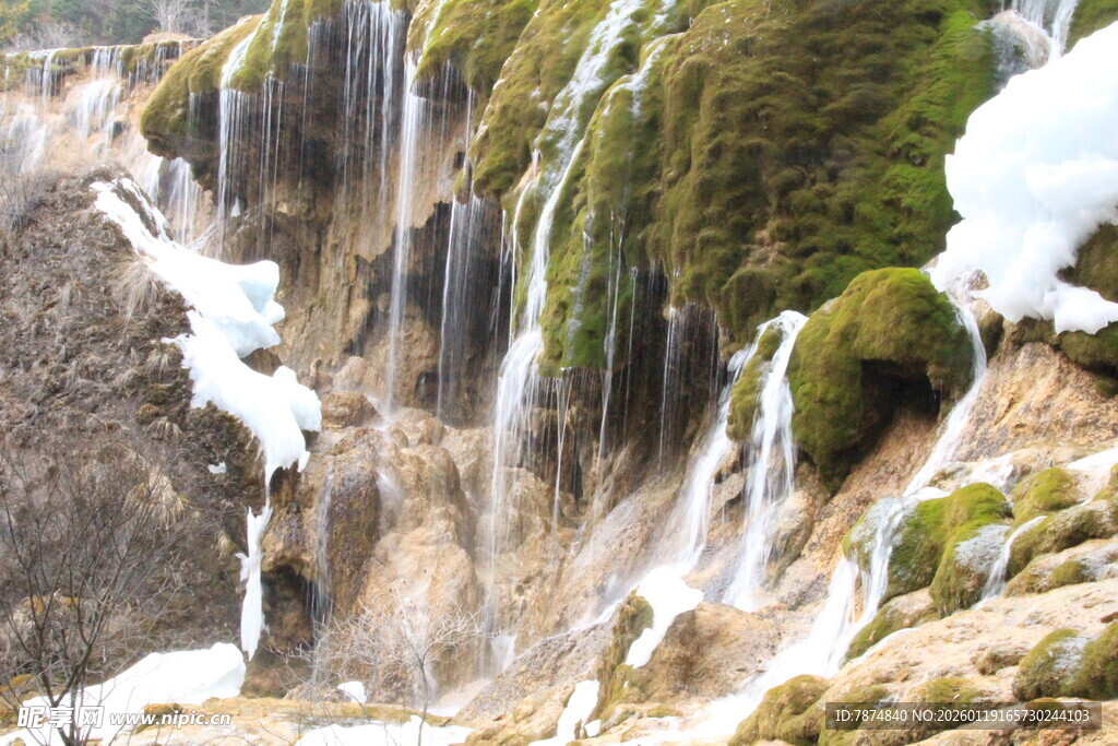 冬日山间冰雪覆盖的瀑布