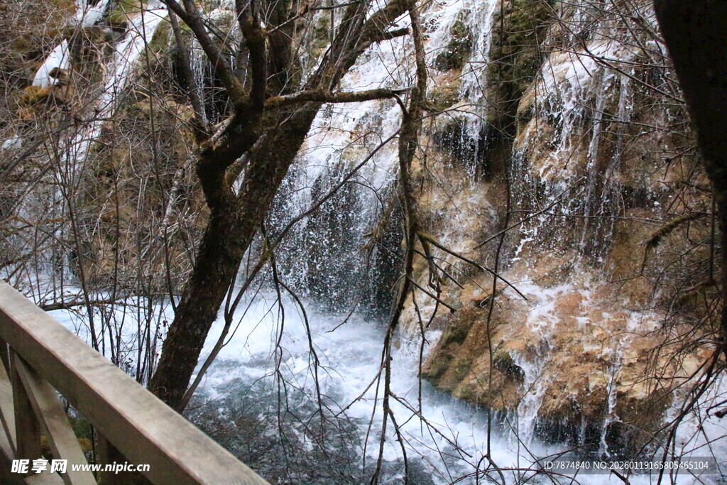 山间瀑布旁的木质观景栈道