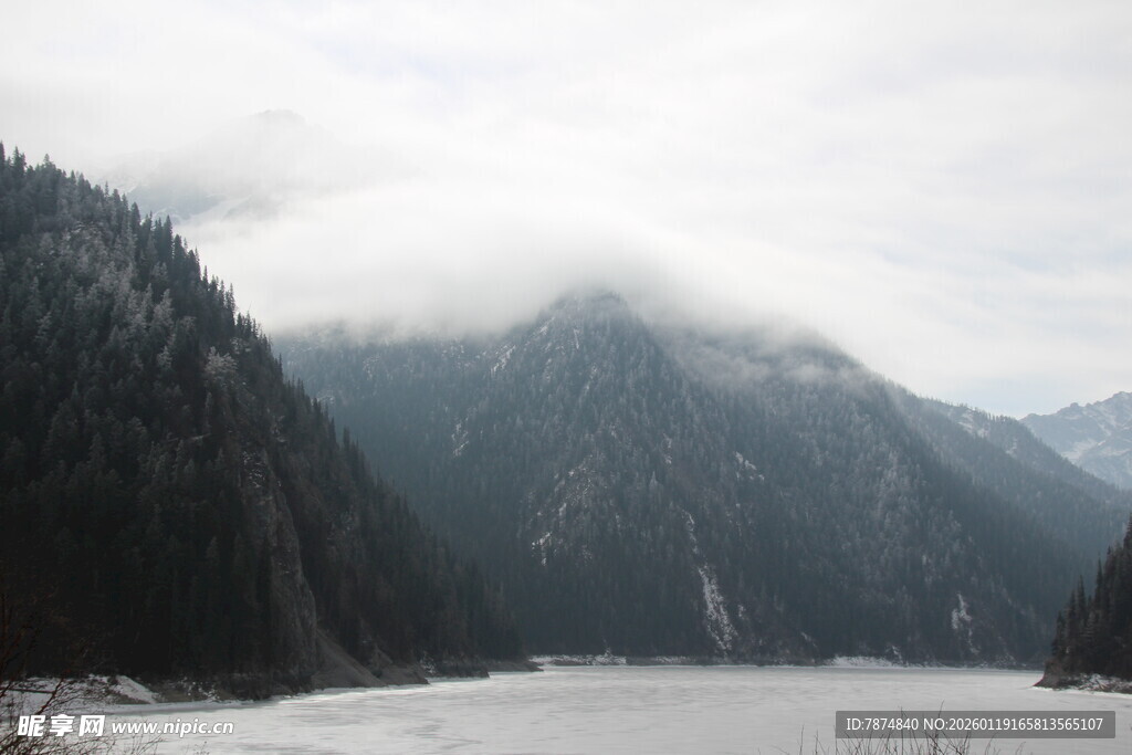 雪山下的静谧冰封湖泊