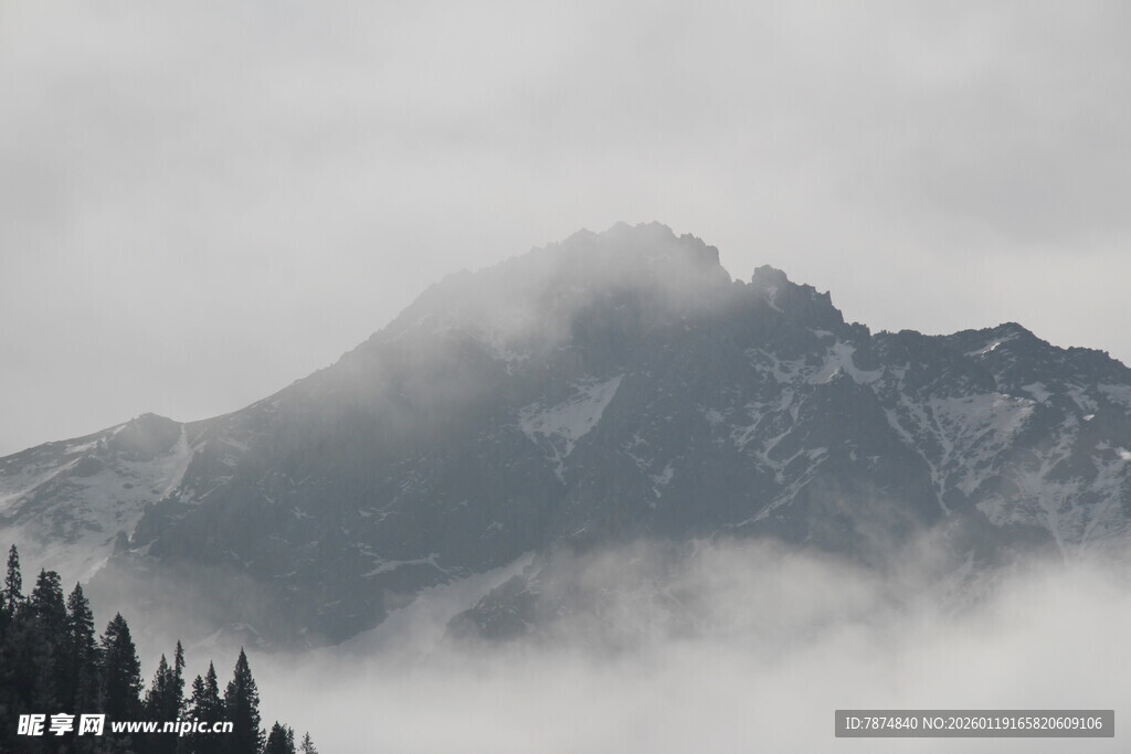 云雾缭绕中的巍峨山峰