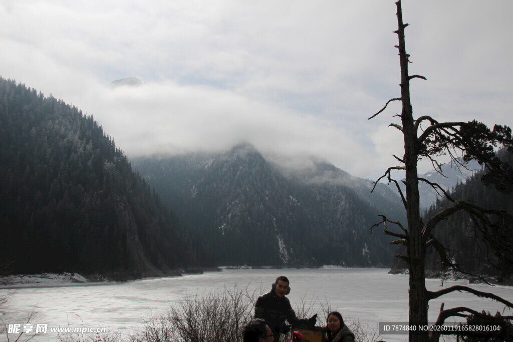湖畔山林间的静谧风景