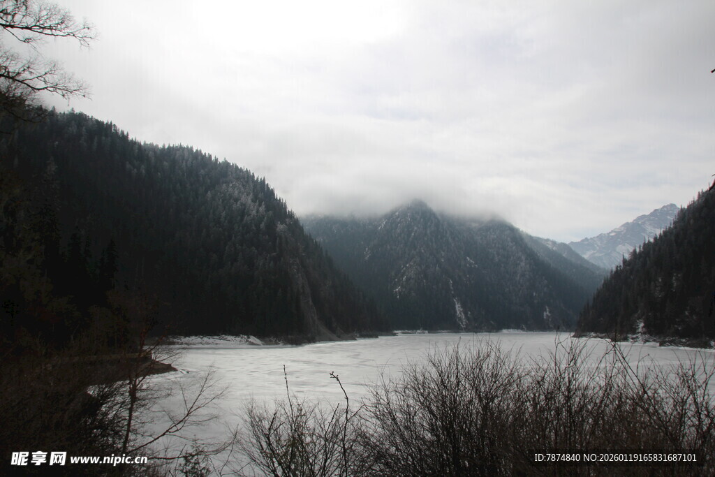 云雾缭绕的山水美景