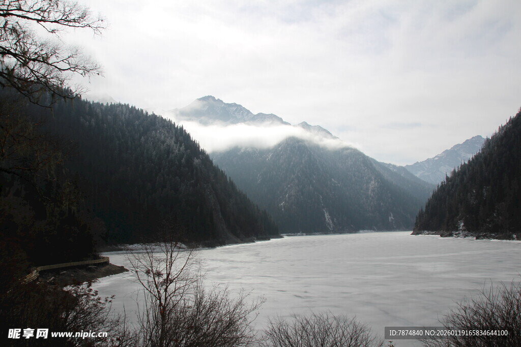 山水间的静谧湖景