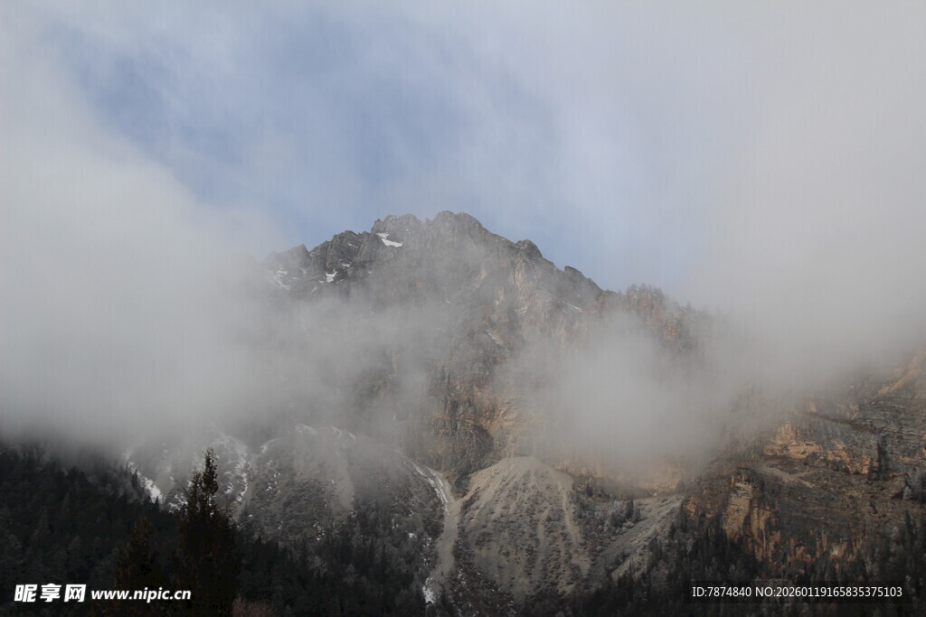 云雾缭绕的壮美山峰