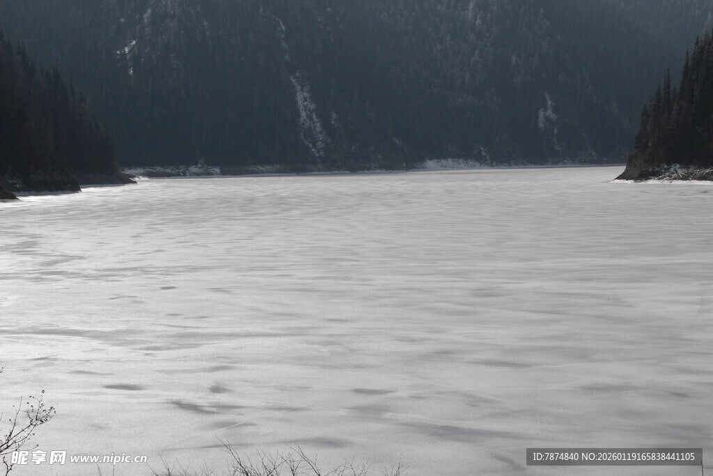 冰封湖面的静谧自然景象