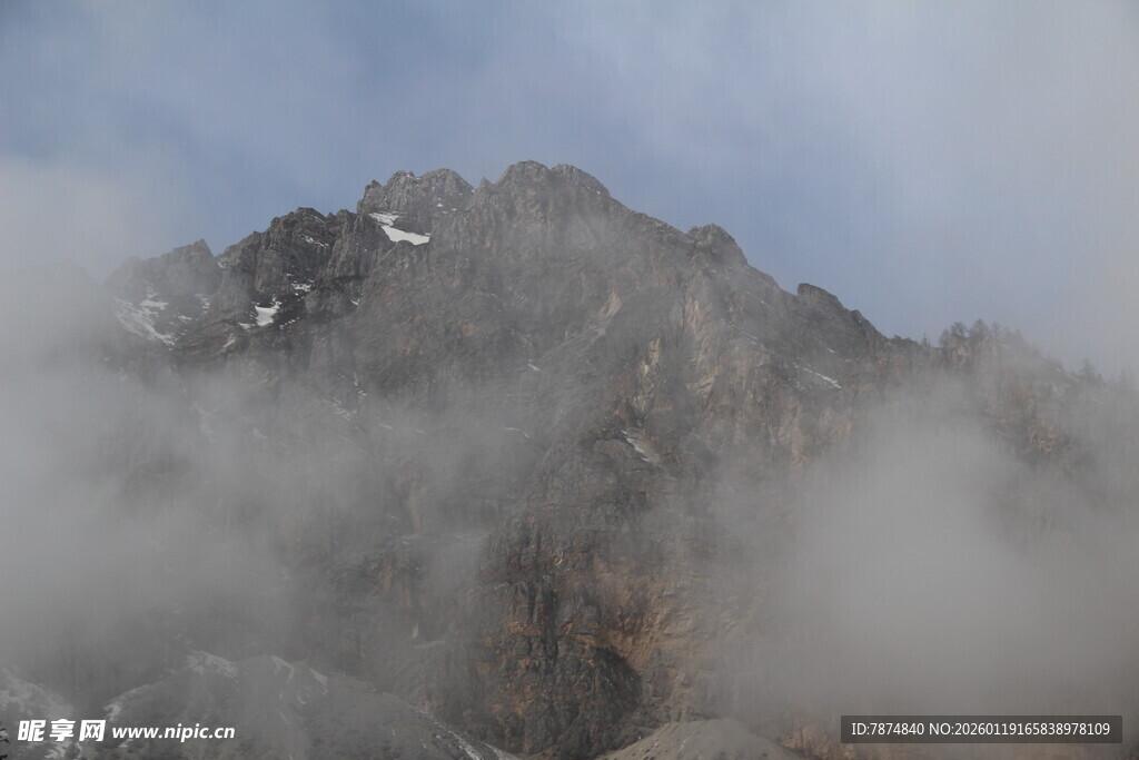 云雾缭绕的巍峨山峰