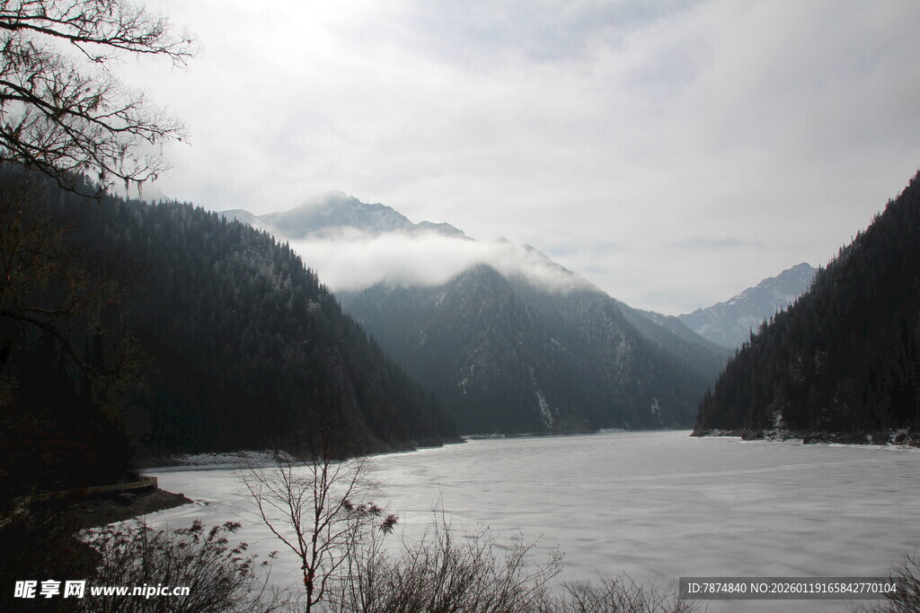 山水云雾间的静谧湖景