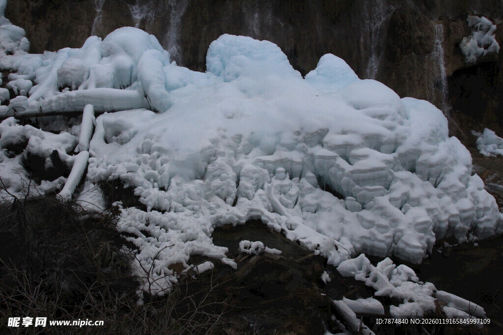 堆积的白色冰雪景观