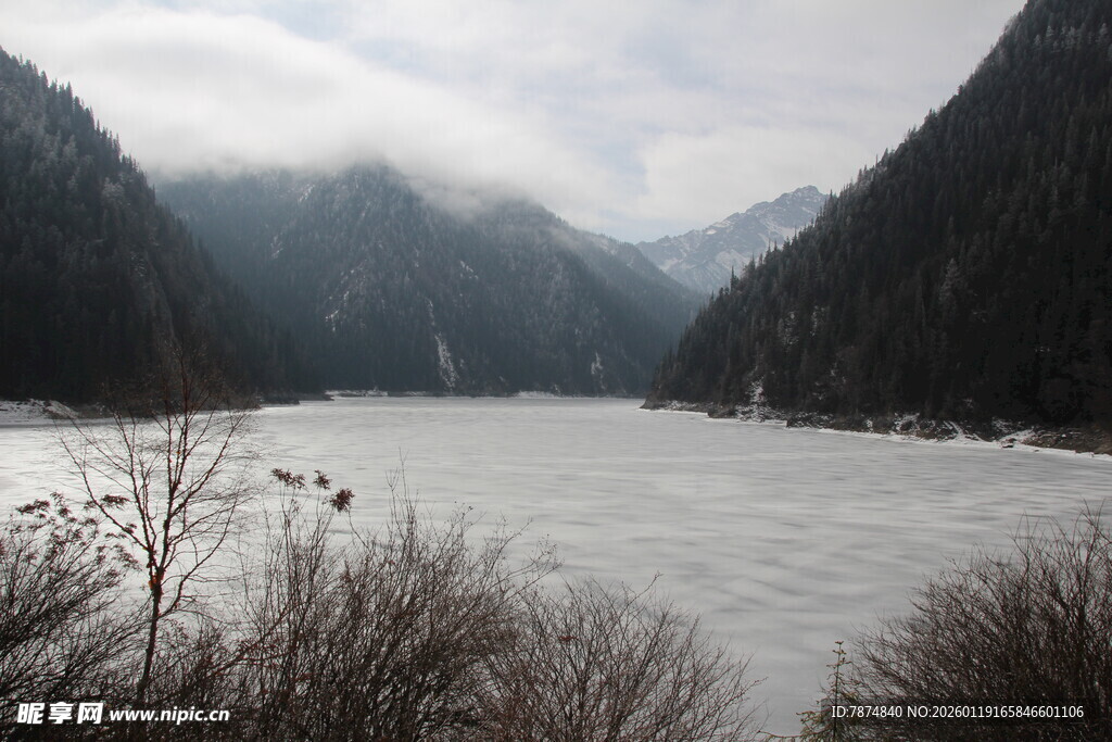 山间湖泊雪景
